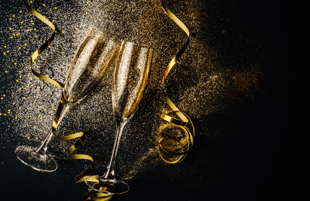 Champagnergläser und goldene Dekorationen für Silvester