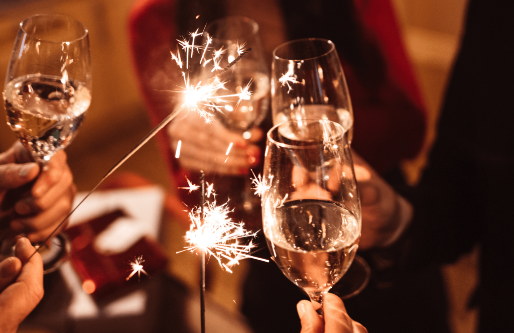 Gläser und Wunderkerzen während einer Silvesterfeier